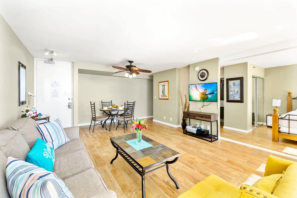 Condo in Honolulu · ★4.82 · 1 bedroom · 2 beds · 1 private bath - Photo 2