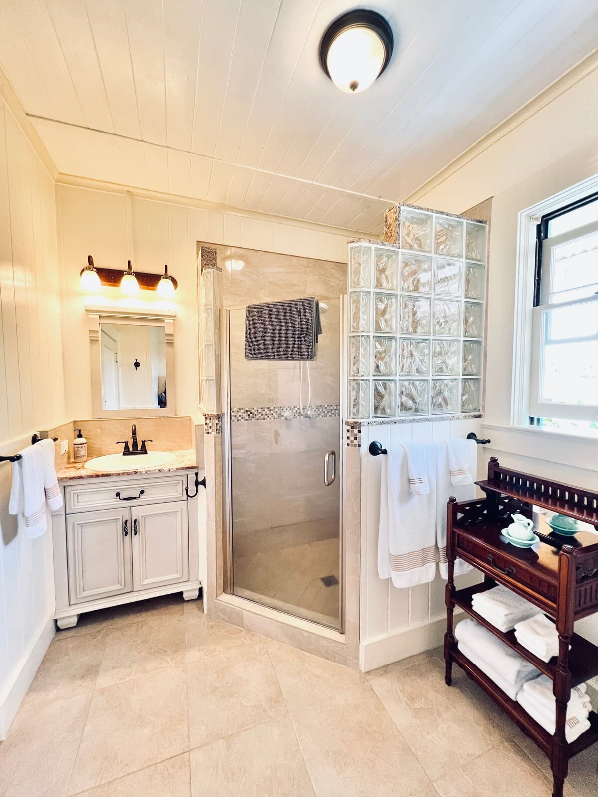 Private 2 Bedroom Suite in Historic Mansion w/ AC - Photo 5