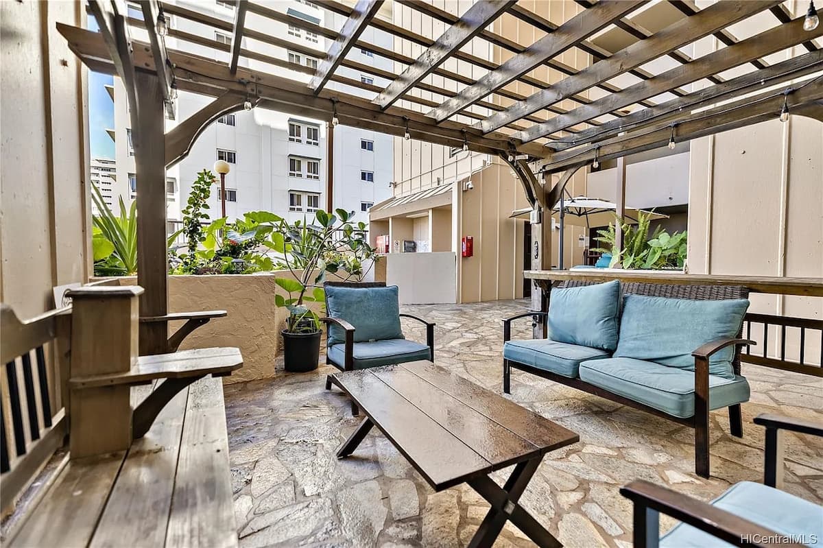 Condo in Honolulu · ★4.75 · 2 bedrooms · 4 beds · 1 private bath - Photo 5