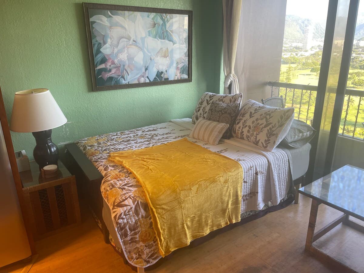 Condo in Honolulu · ★4.75 · 2 bedrooms · 4 beds · 1 private bath - Photo 1