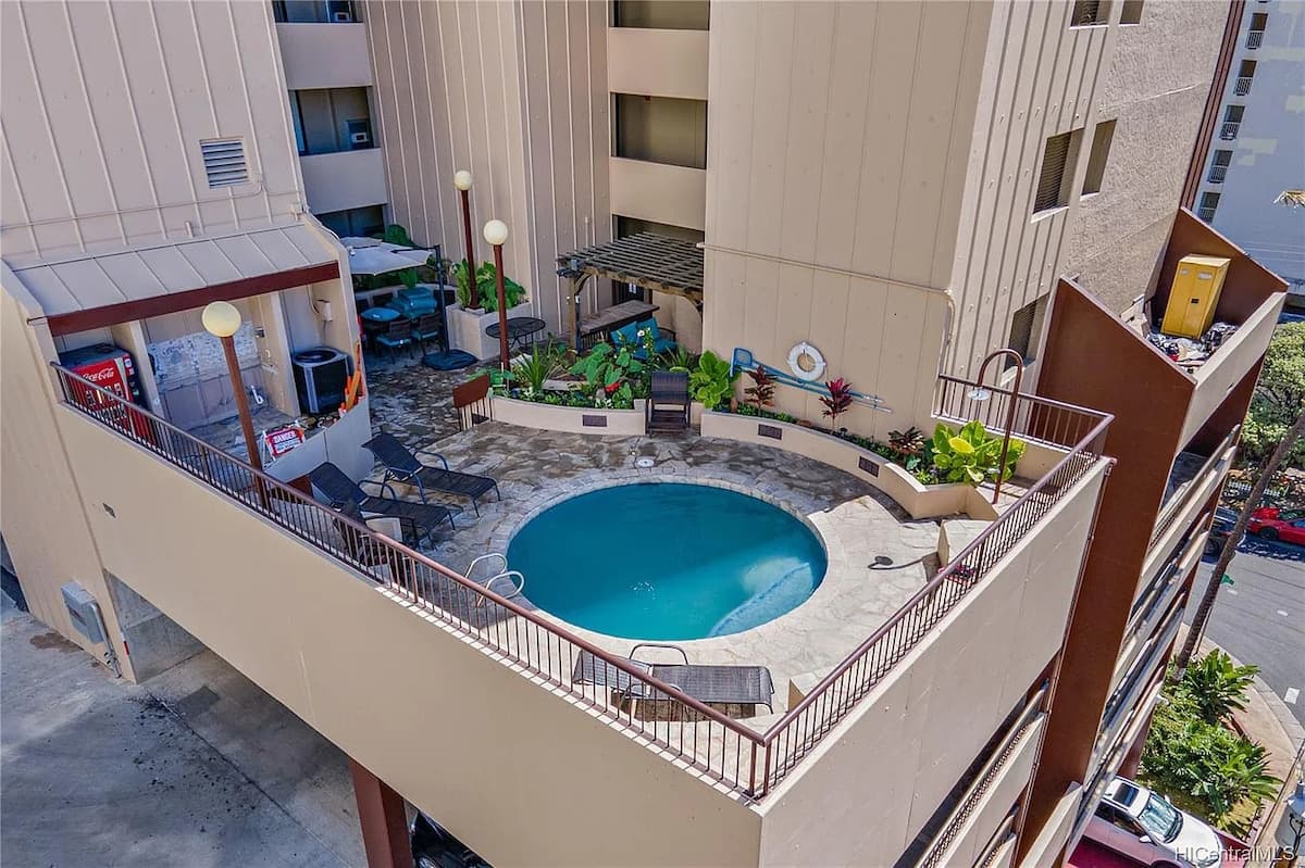 Condo in Honolulu · ★4.75 · 2 bedrooms · 4 beds · 1 private bath - Photo 3