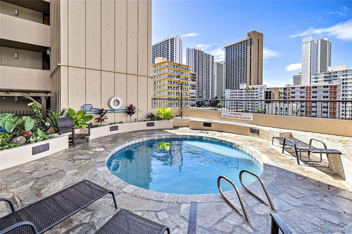 Condo in Honolulu · ★4.75 · 2 bedrooms · 4 beds · 1 private bath - Photo 4