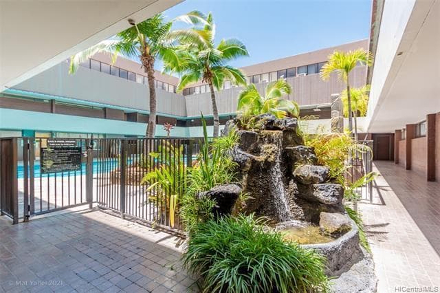 Condo in Honolulu · ★4.52 · 3 bedrooms · 3 beds · 1 private bath - Photo 4