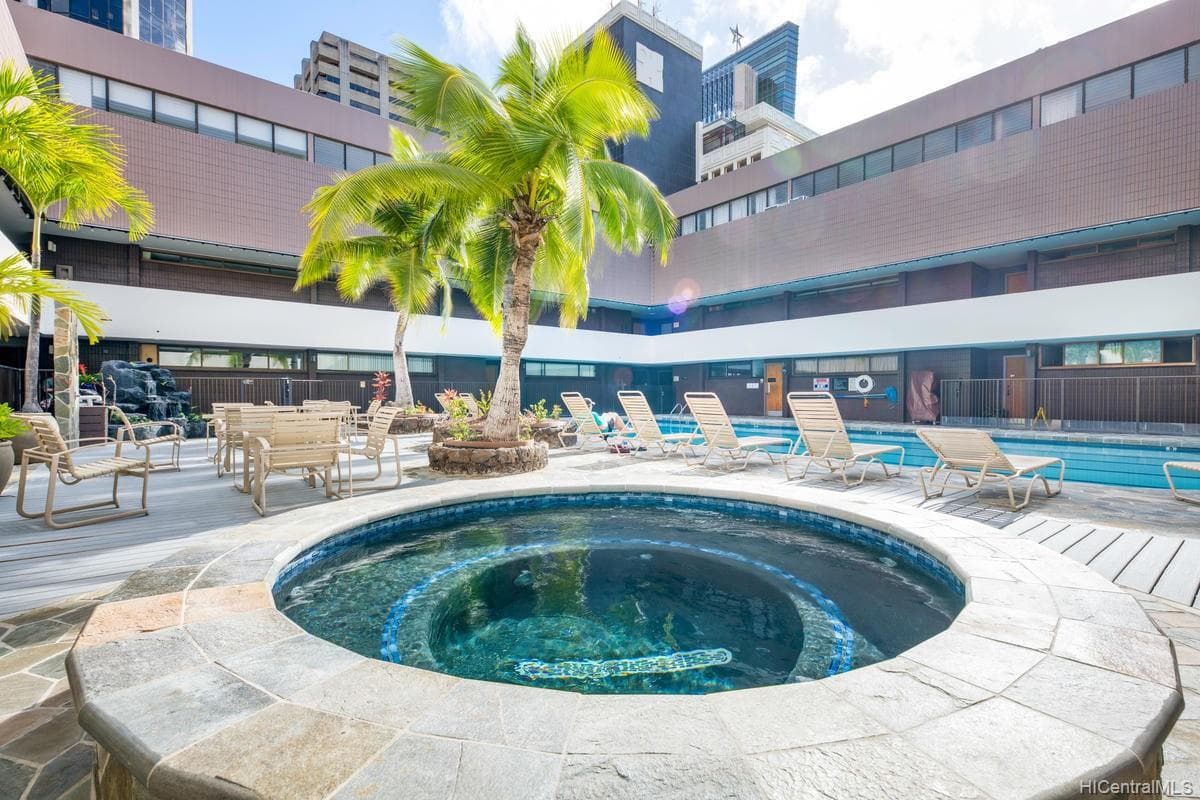 Condo in Honolulu · ★4.52 · 3 bedrooms · 3 beds · 1 private bath - Photo 1
