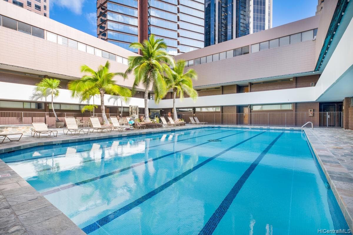 Condo in Honolulu · ★4.52 · 3 bedrooms · 3 beds · 1 private bath - Photo 2