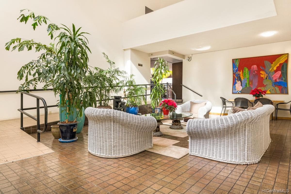 Condo in Honolulu · ★4.52 · 3 bedrooms · 3 beds · 1 private bath - Photo 3