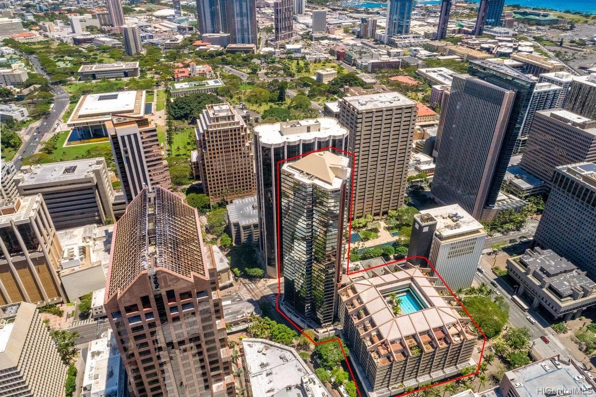 Condo in Honolulu · ★4.52 · 3 bedrooms · 3 beds · 1 private bath - Photo 5
