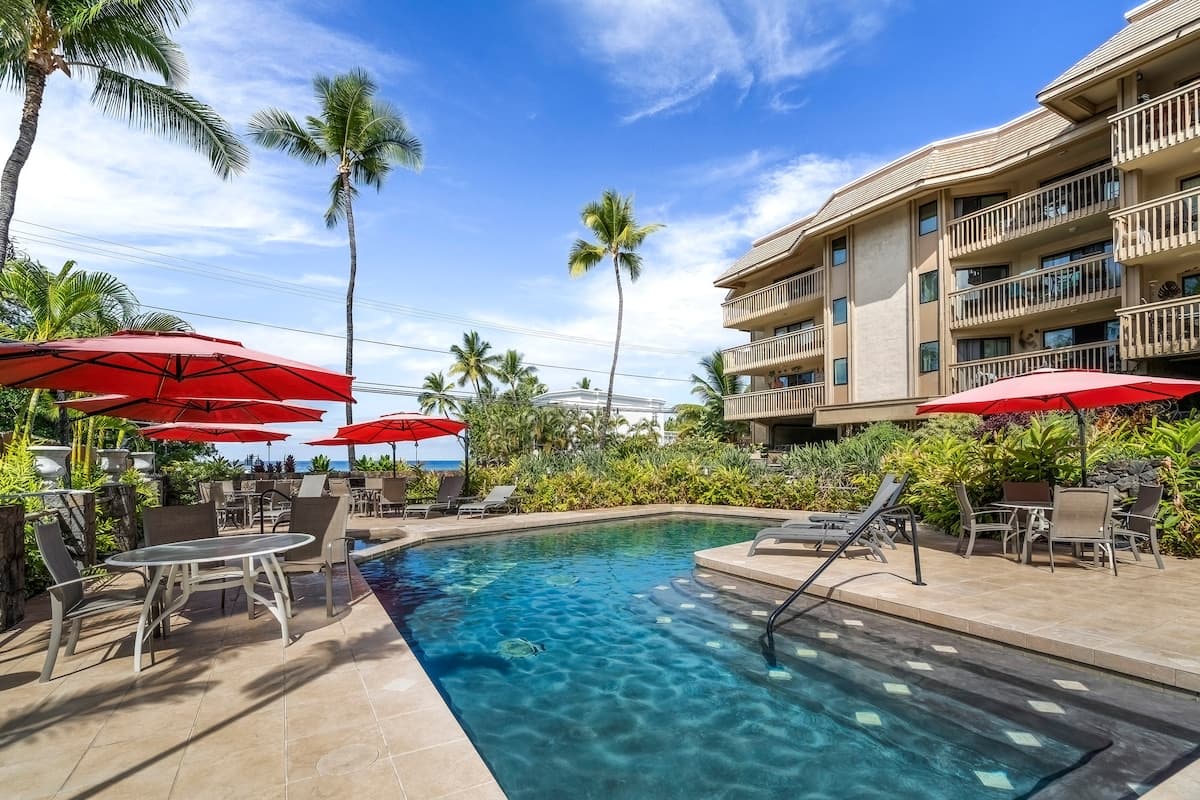 Condo in Kailua-Kona · ★4.82 · 2 bedrooms · 2 beds · 2 private baths - Photo 3