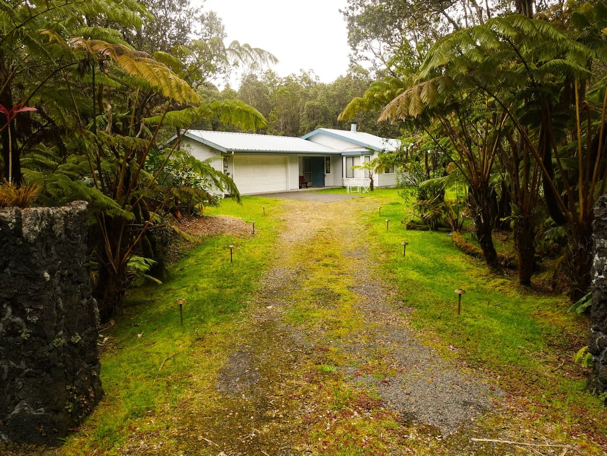 Home in Volcano · ★4.98 · 2 bedrooms · 3 beds · 1 private bath - Photo 4