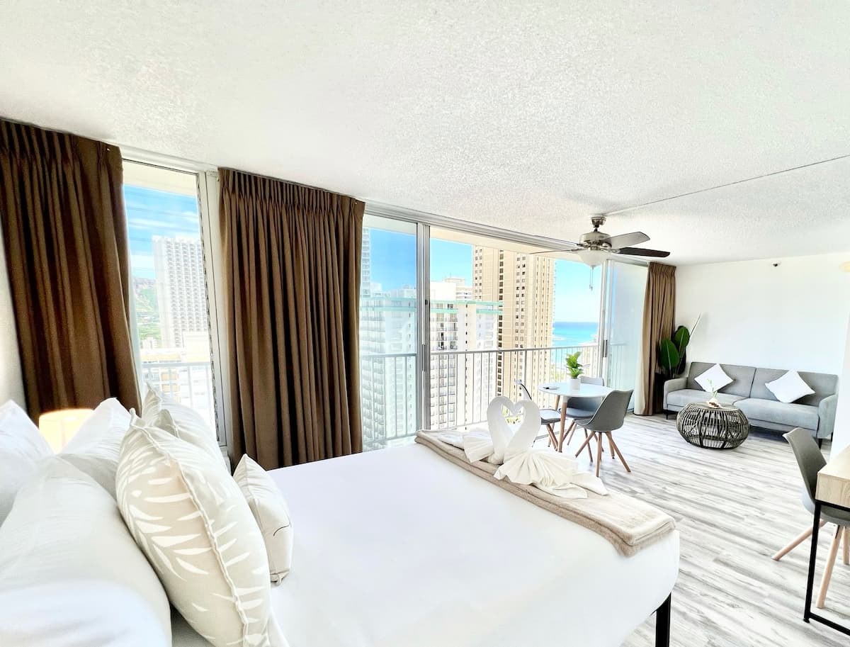 Condo in Honolulu · ★4.94 · 1 bedroom · 2 beds · 1 private bath - Photo 1