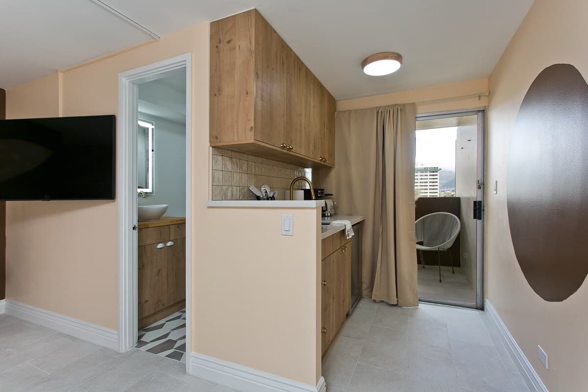Condo in Honolulu · ★4.71 · 1 bedroom · 1 bed · 1 private bath - Photo 2