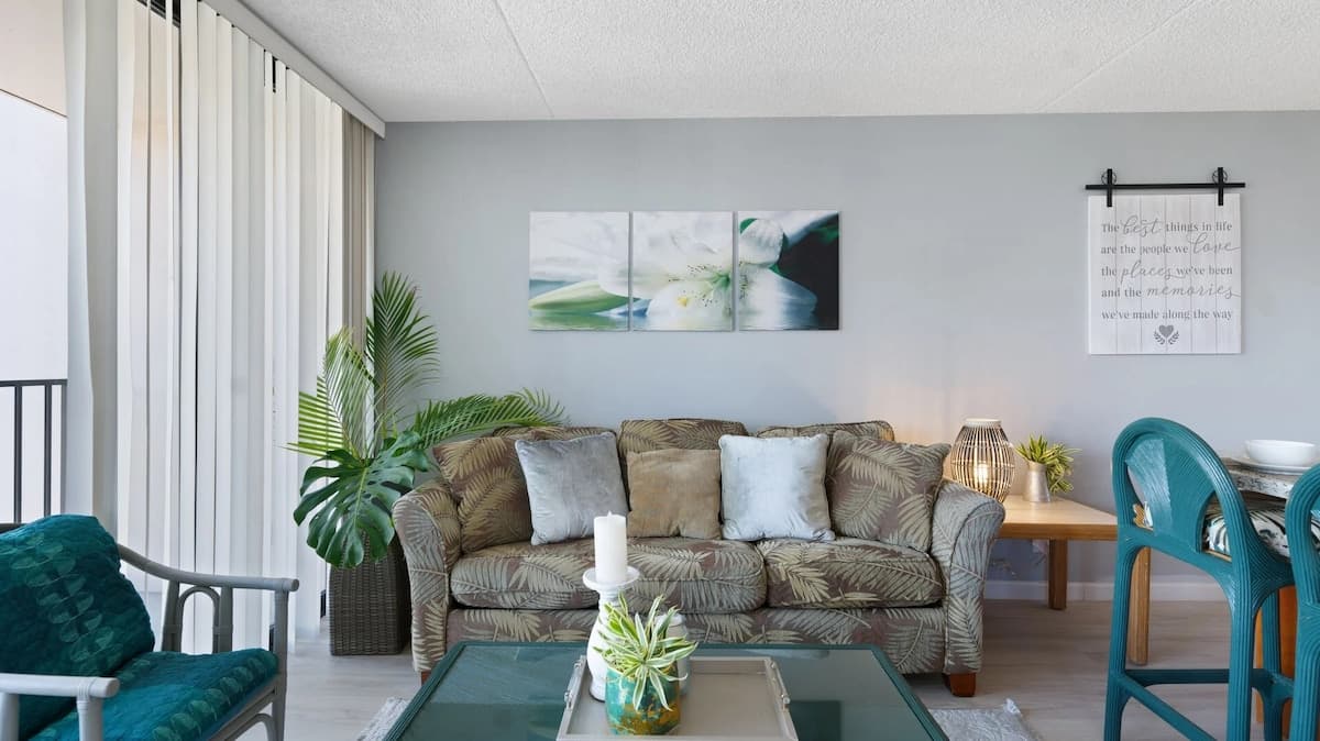 Condo in Honolulu · ★4.49 · 1 bedroom · 3 beds · 1 private bath - Photo 4