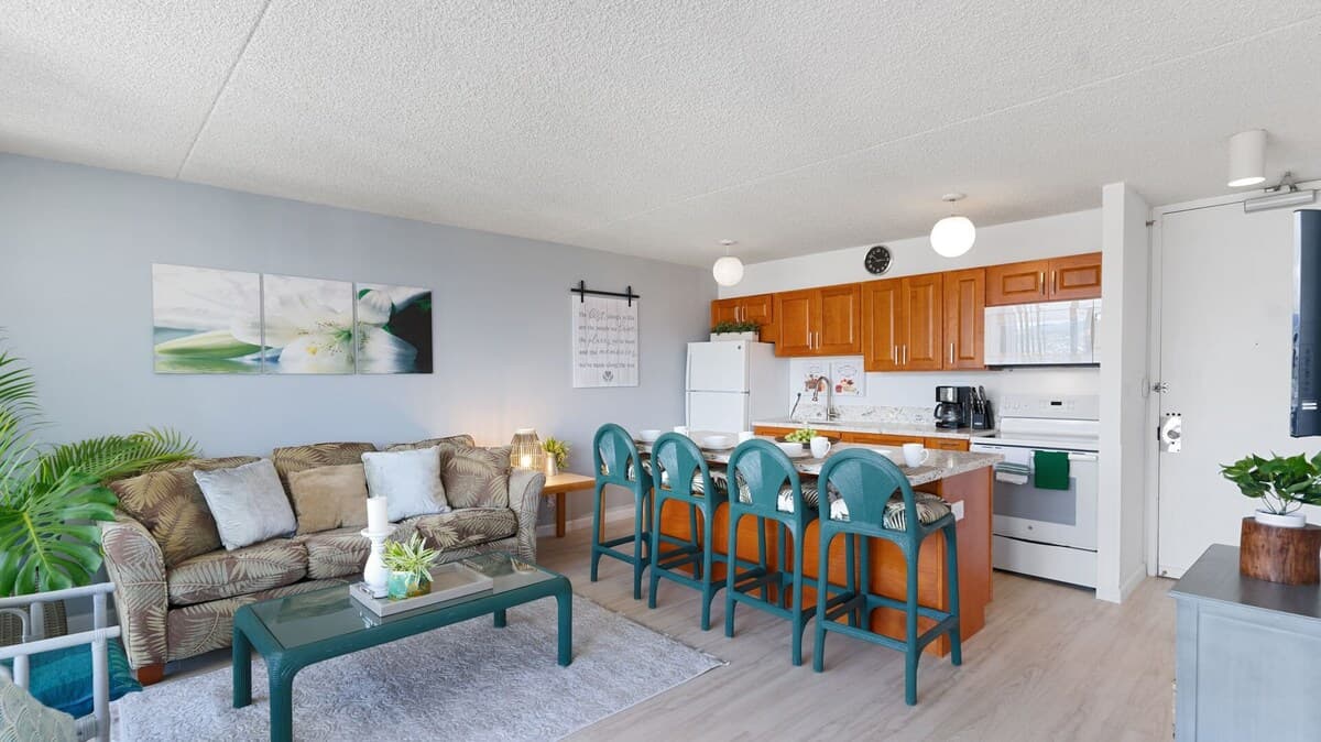 Condo in Honolulu · ★4.49 · 1 bedroom · 3 beds · 1 private bath - Photo 3