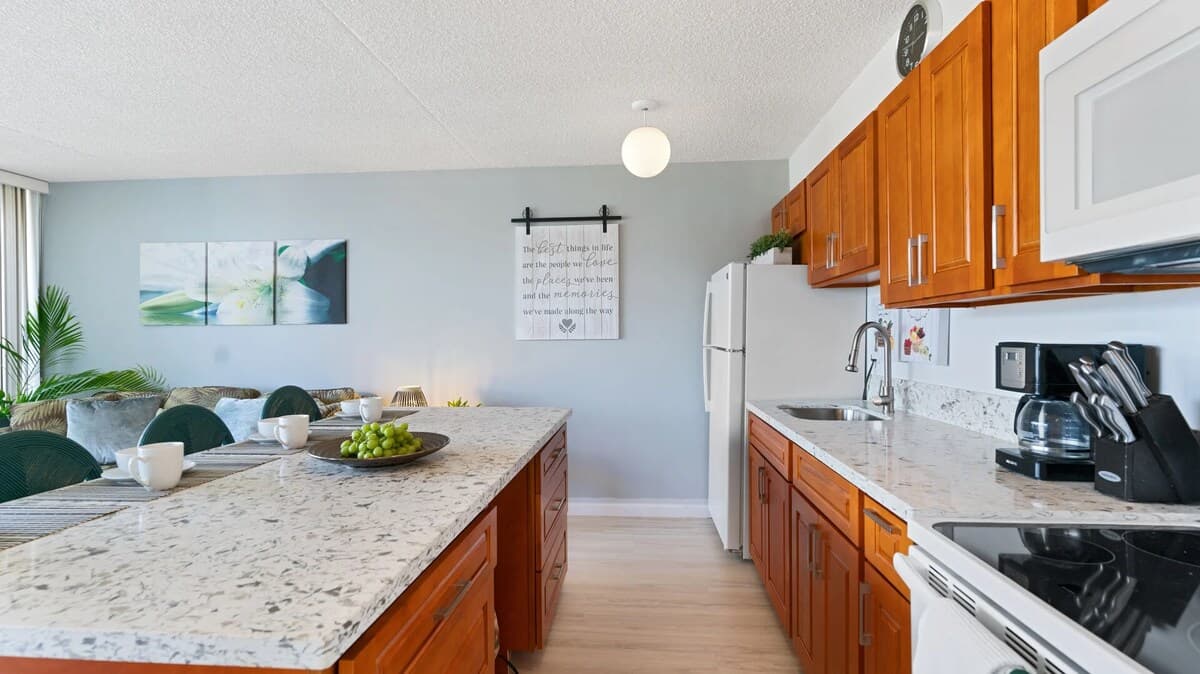 Condo in Honolulu · ★4.49 · 1 bedroom · 3 beds · 1 private bath - Photo 5