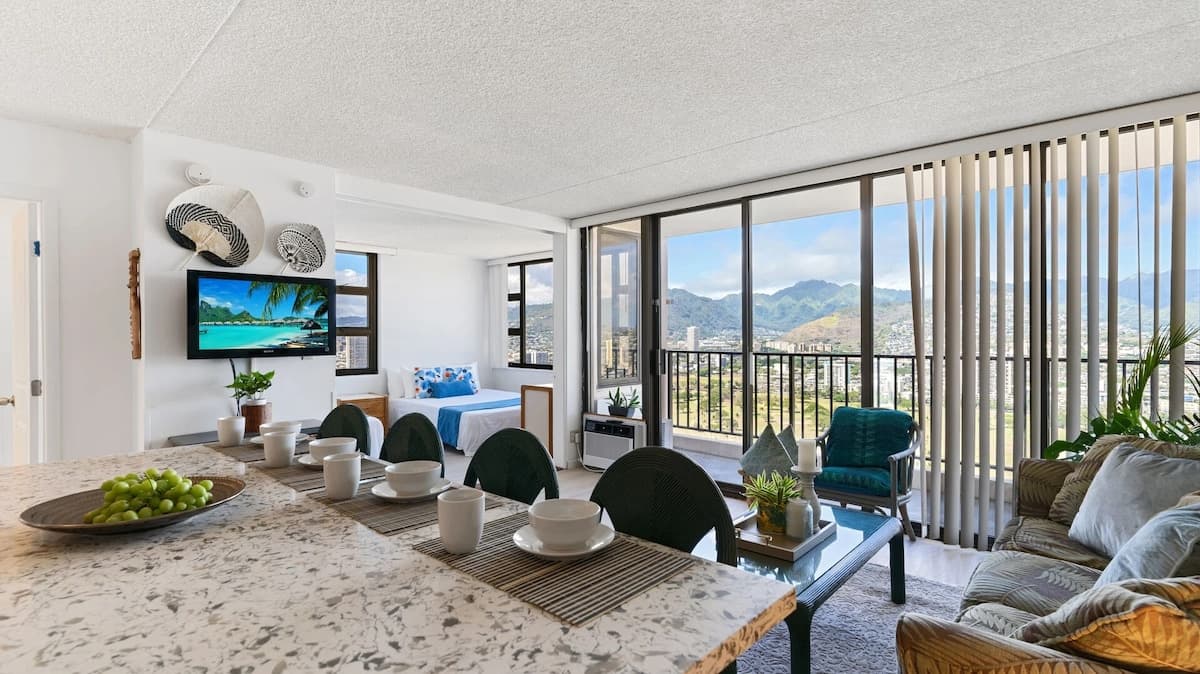 Condo in Honolulu · ★4.49 · 1 bedroom · 3 beds · 1 private bath - Photo 2