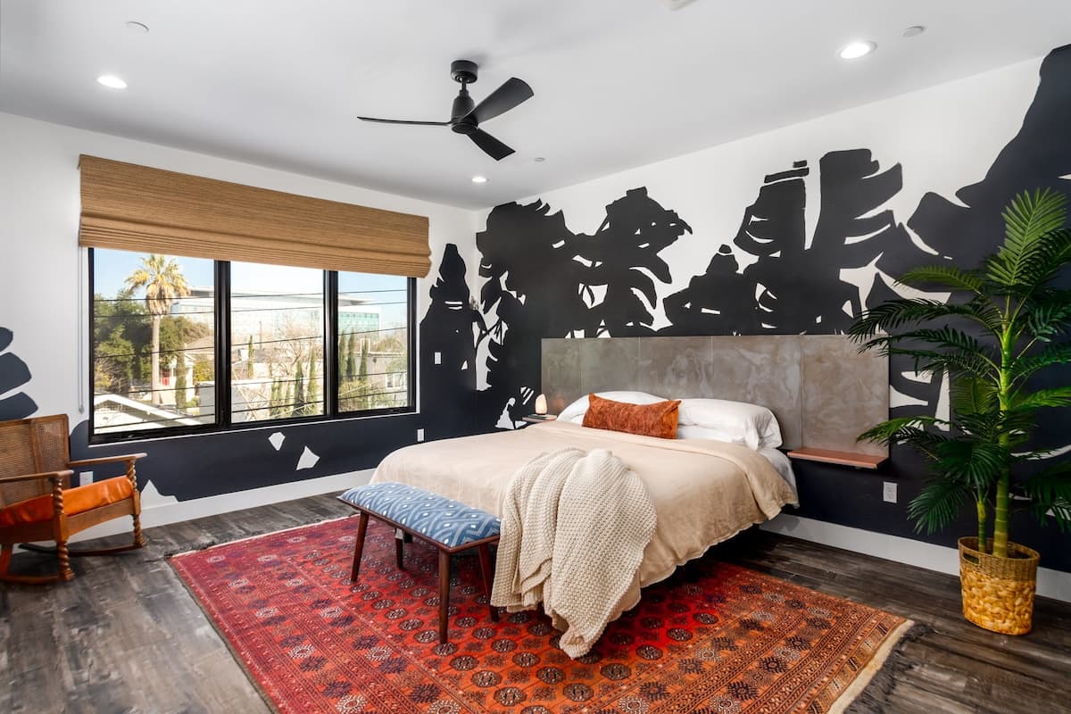 Tropical Oasis Near Downtown, 2 King Suites - Photo 2