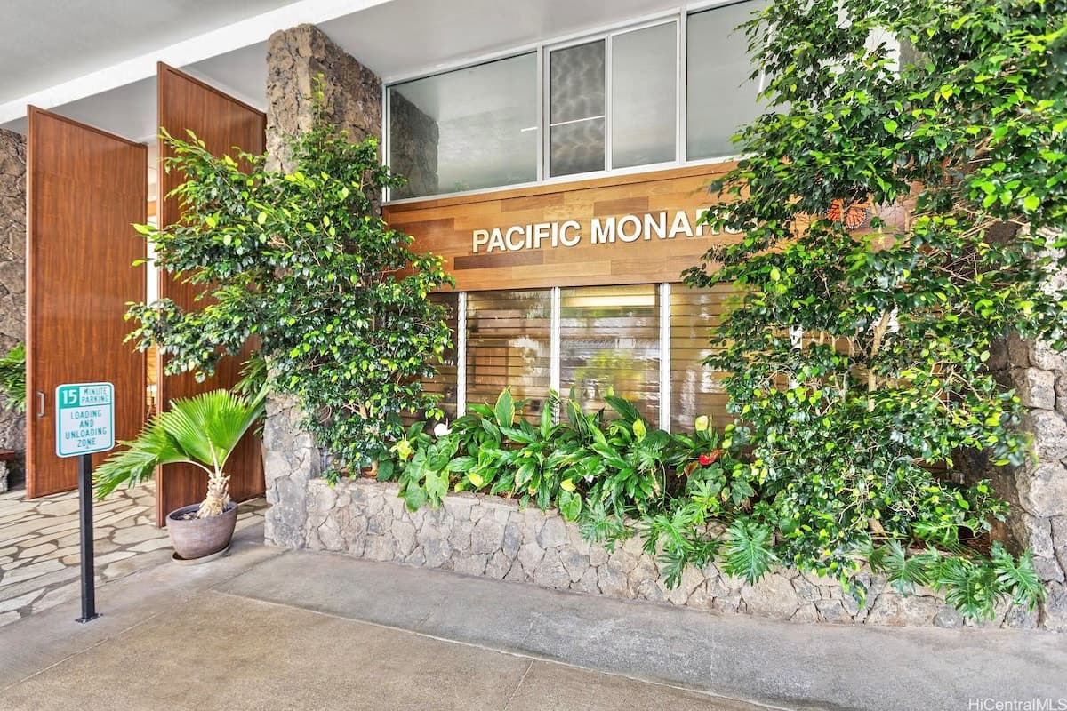 Condo in Honolulu · ★4.92 · Studio · 1 bed · 1 private bath - Photo 1