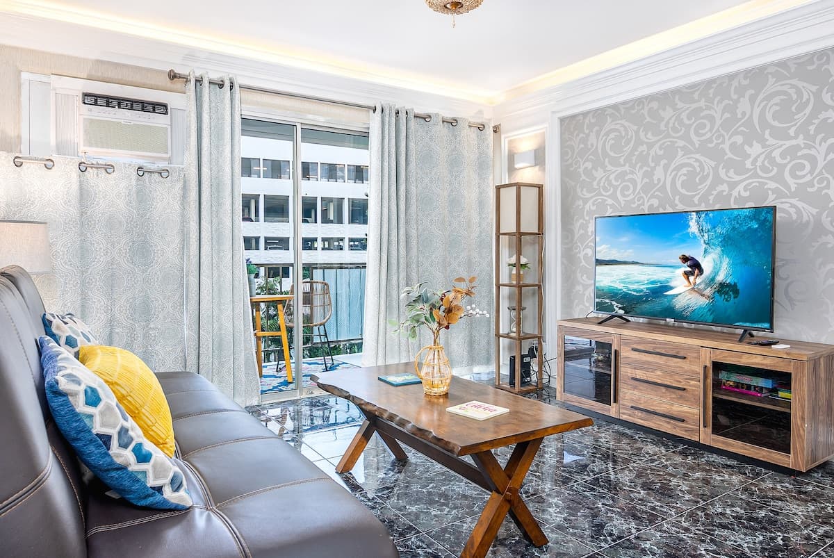 Condo in Honolulu · ★4.83 · 3 bedrooms · 6 beds · 2 private baths - Photo 3