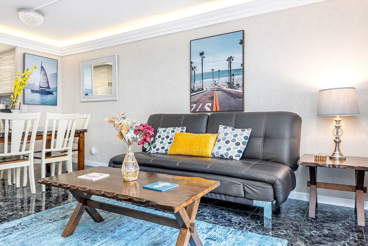 Condo in Honolulu · ★4.83 · 3 bedrooms · 6 beds · 2 private baths - Photo 2