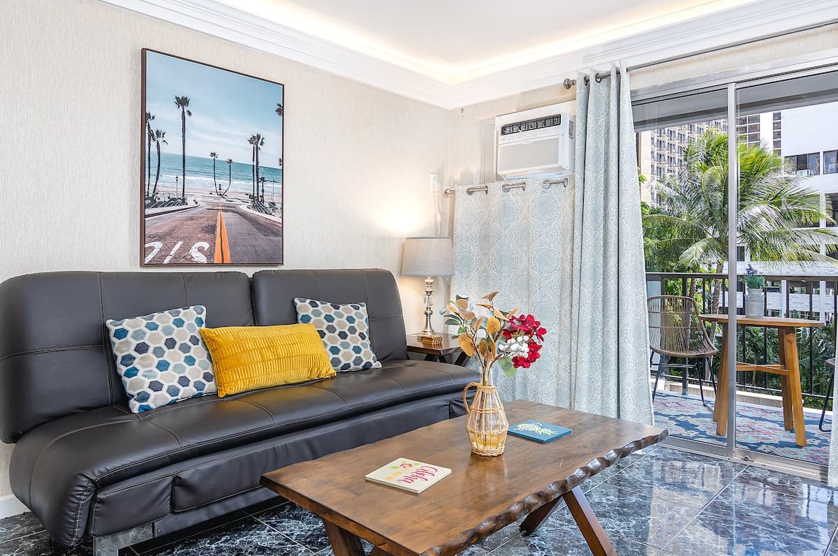 Condo in Honolulu · ★4.83 · 3 bedrooms · 6 beds · 2 private baths - Photo 4
