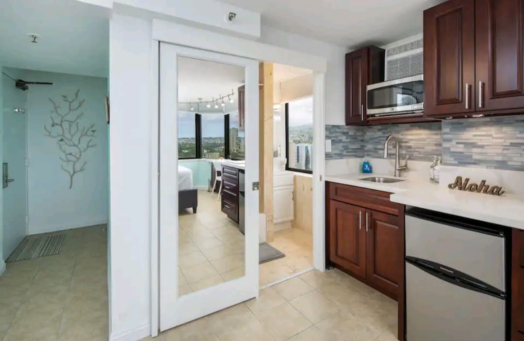 Condo in Honolulu · ★4.79 · Studio · 1 bed · 1 private bath - Photo 3