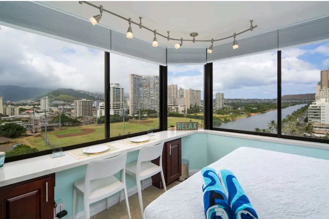 Condo in Honolulu · ★4.79 · Studio · 1 bed · 1 private bath - Photo 1