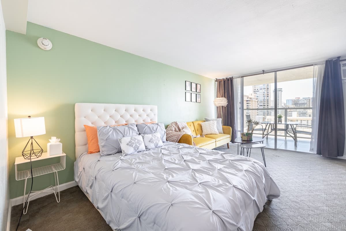 Condo in Honolulu · ★4.64 · 1 bedroom · 2 beds · 1 shared bath - Photo 2