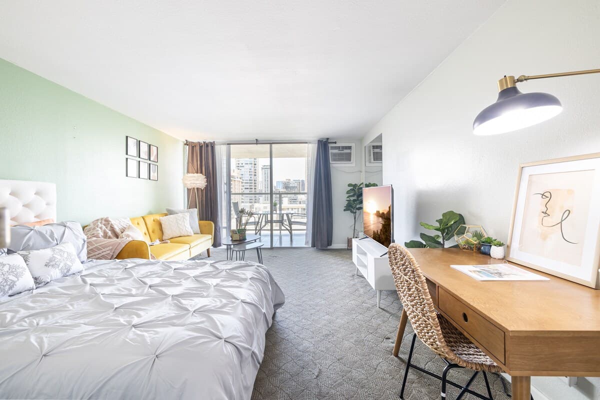 Condo in Honolulu · ★4.64 · 1 bedroom · 2 beds · 1 shared bath - Photo 1