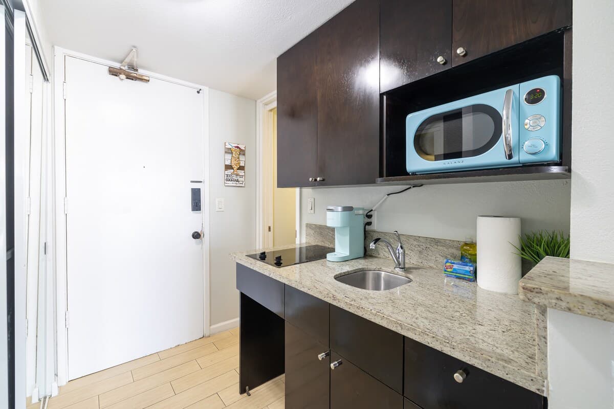 Condo in Honolulu · ★4.64 · 1 bedroom · 2 beds · 1 shared bath - Photo 5