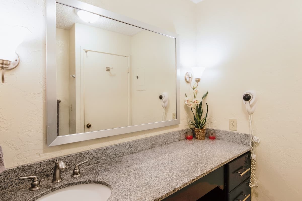 Condo in Kapaa · ★4.0 · 1 bedroom · 2 beds · 1 bath - Photo 5