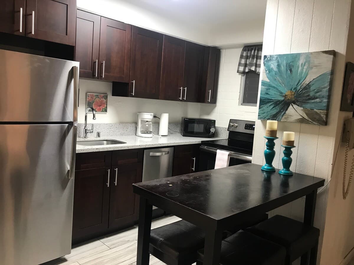 Condo in Honolulu · ★4.82 · 1 bedroom · 2 beds · 1 private bath - Photo 4