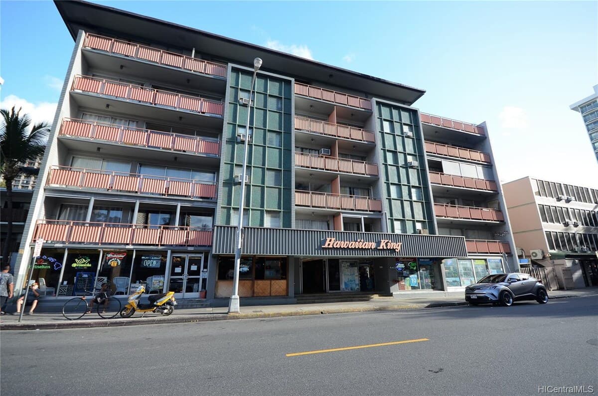 Condo in Honolulu · ★4.82 · 1 bedroom · 2 beds · 1 private bath - Photo 3