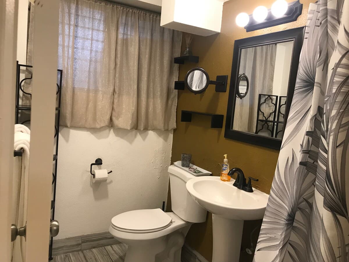 Condo in Honolulu · ★4.82 · 1 bedroom · 2 beds · 1 private bath - Photo 5
