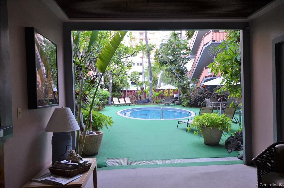 Condo in Honolulu · ★4.82 · 1 bedroom · 2 beds · 1 private bath - Photo 2