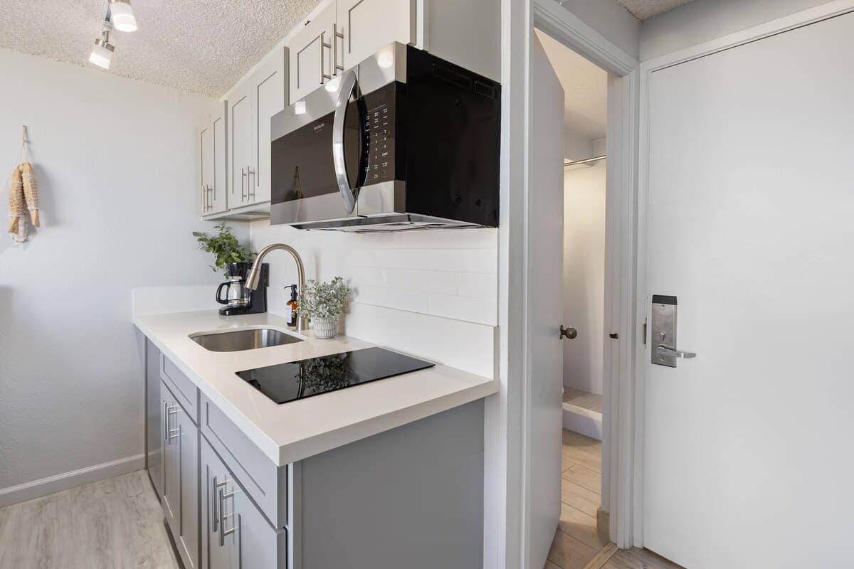 Condo in Honolulu · ★4.76 · 1 bedroom · 1 bed · 1 private bath - Photo 1