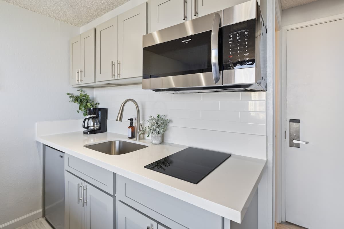 Condo in Honolulu · ★4.76 · 1 bedroom · 1 bed · 1 private bath - Photo 2