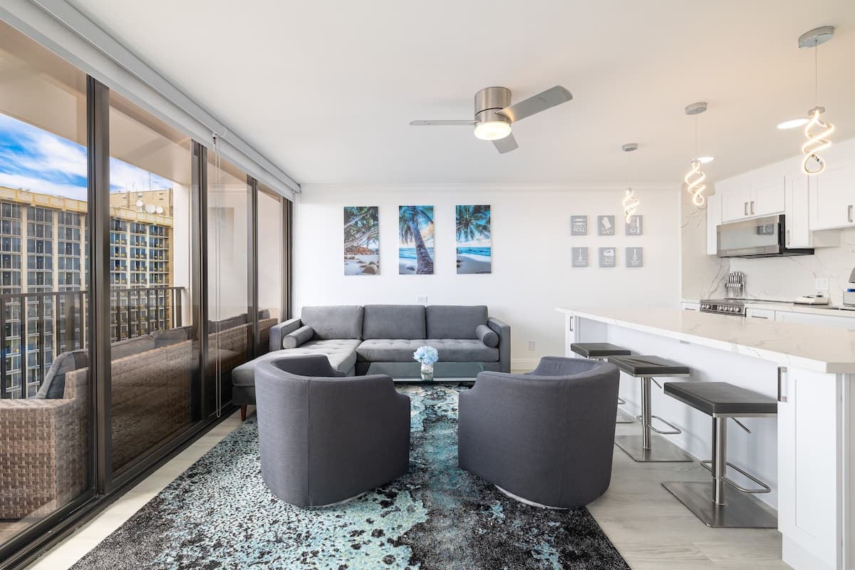 Condo in Honolulu · ★4.84 · 1 bedroom · 2 beds · 1 private bath - Photo 2