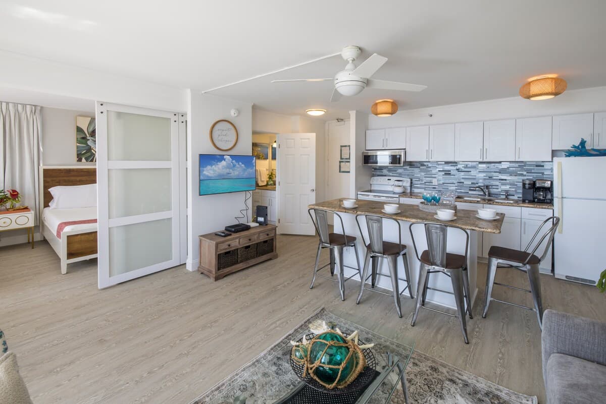 Condo in Honolulu · ★4.78 · 1 bedroom · 3 beds · 1 private bath - Photo 5