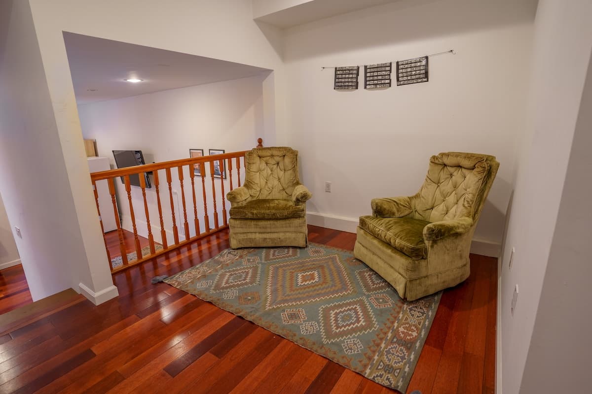 Lush 1-bedroom suite with free garage parking - Photo 3