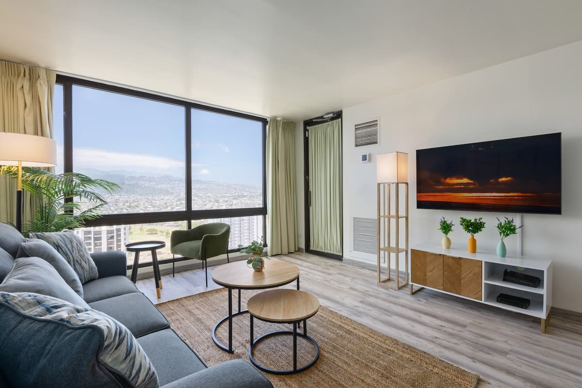 Condo in Honolulu · ★4.87 · 1 bedroom · 2 beds · 1 private bath - Photo 2