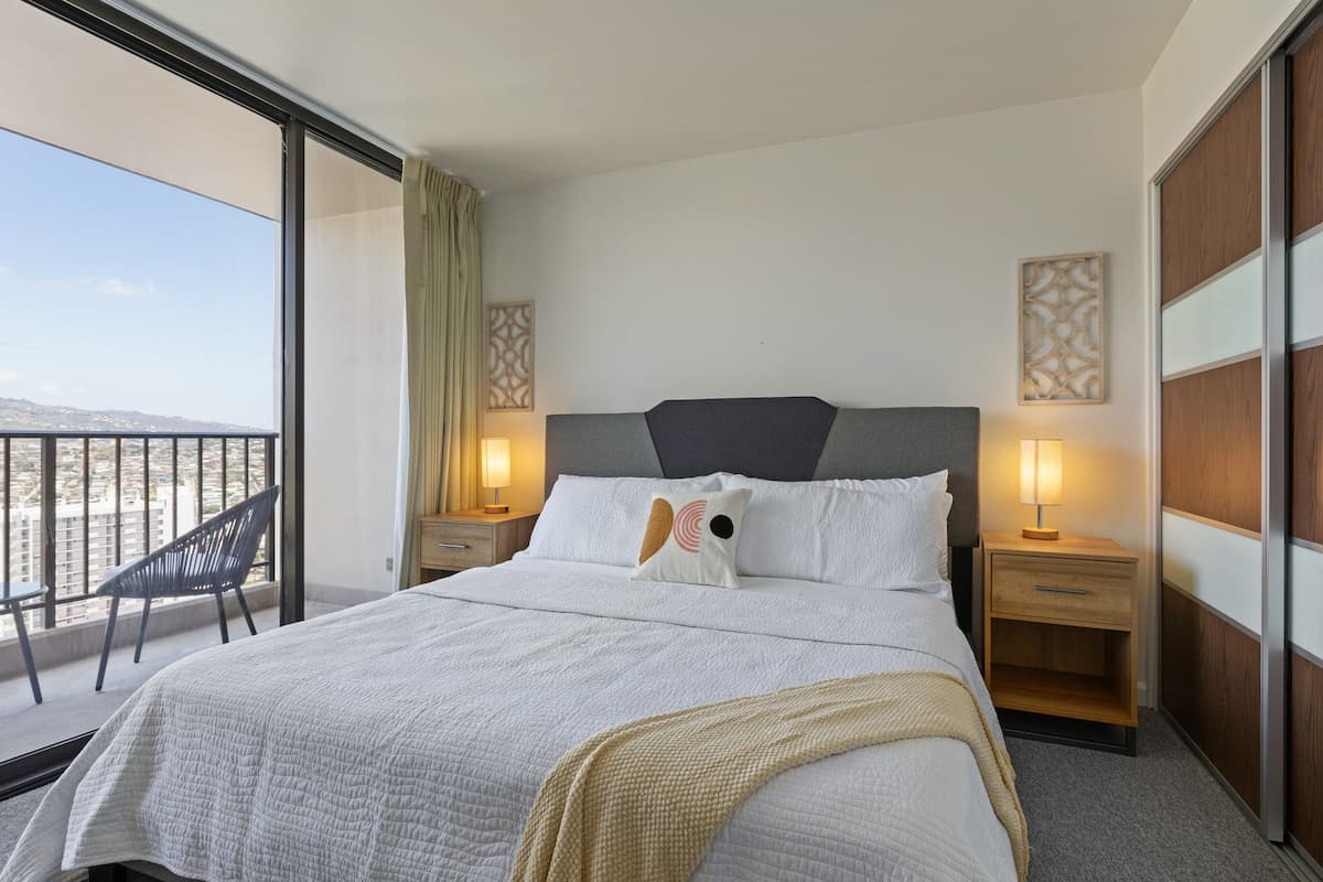 Condo in Honolulu · ★4.87 · 1 bedroom · 2 beds · 1 private bath - Photo 1