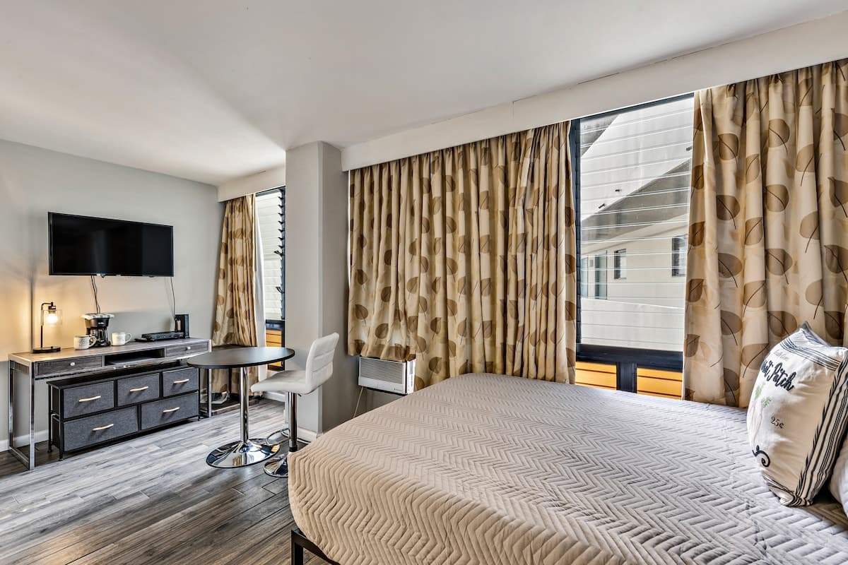 Condo in Honolulu · ★4.62 · Studio · 1 private bath - Photo 5