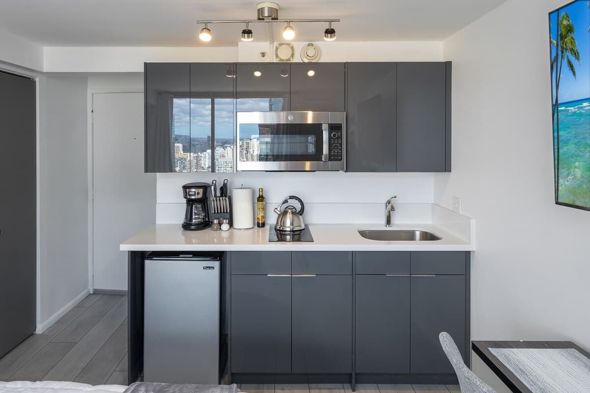 Renovated Modern Design Waikiki Condo Nice Views - Photo 4