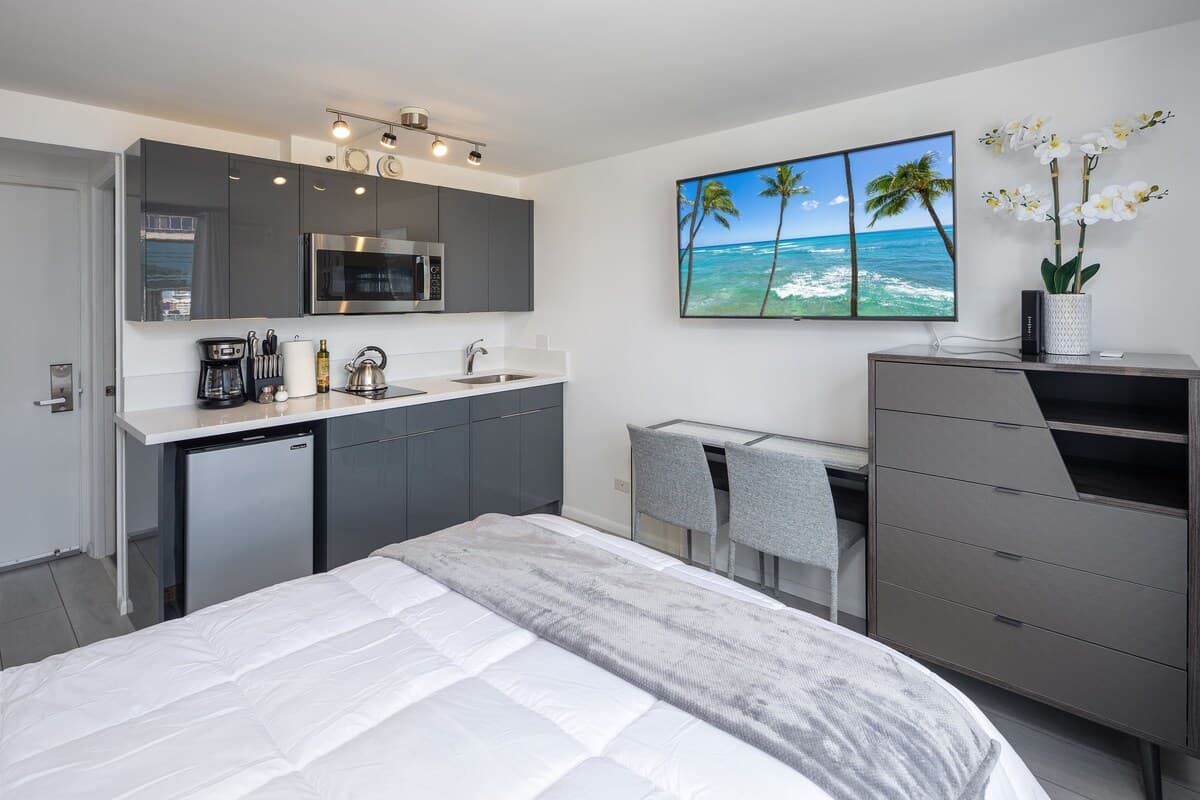 Renovated Modern Design Waikiki Condo Nice Views - Photo 3