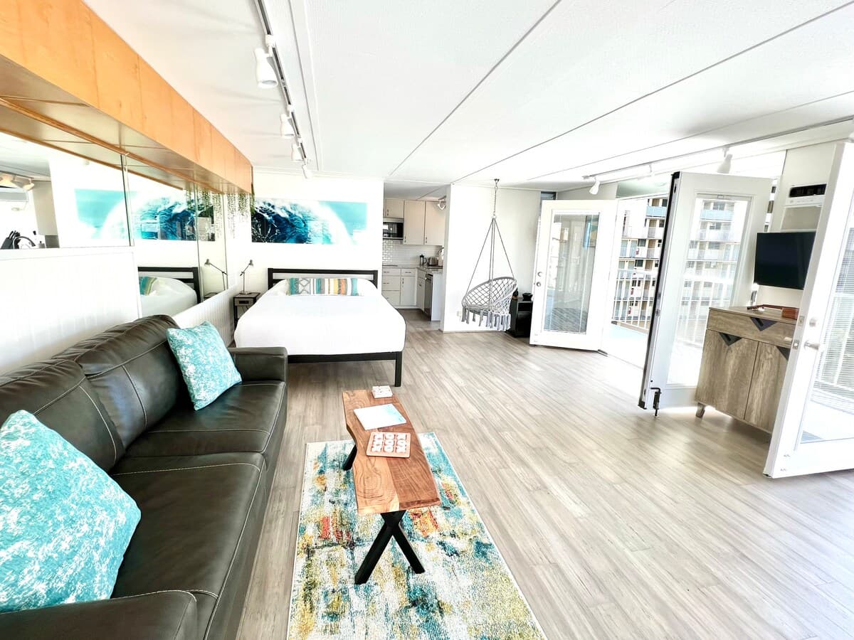 Condo in Honolulu · ★4.89 · Studio · 2 beds · 1 private bath - Photo 2