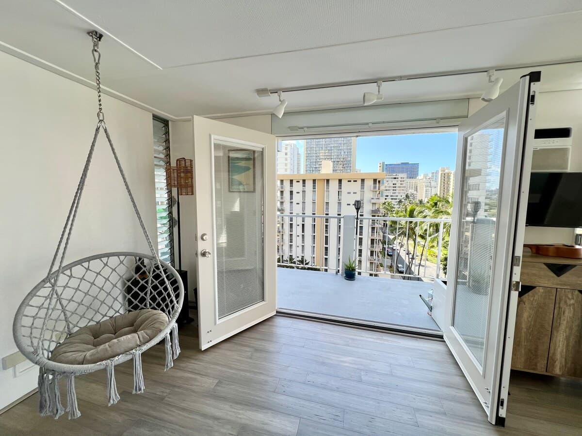 Condo in Honolulu · ★4.89 · Studio · 2 beds · 1 private bath - Photo 4