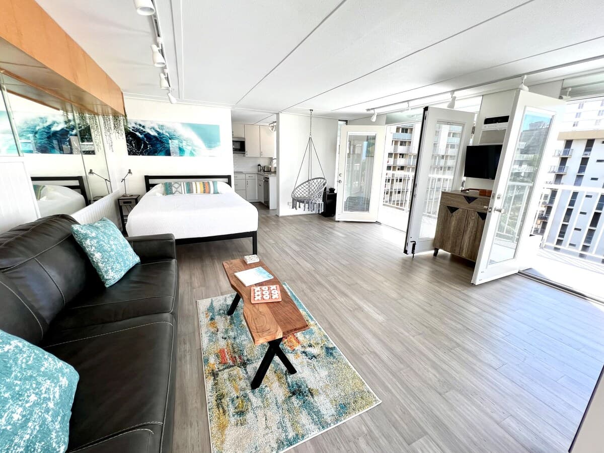 Condo in Honolulu · ★4.89 · Studio · 2 beds · 1 private bath - Photo 1