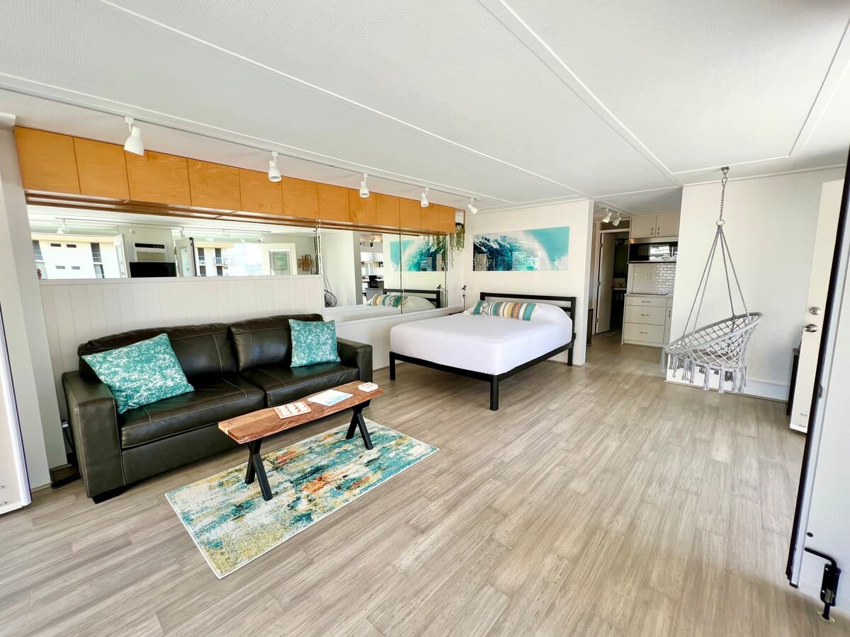 Condo in Honolulu · ★4.89 · Studio · 2 beds · 1 private bath - Photo 3