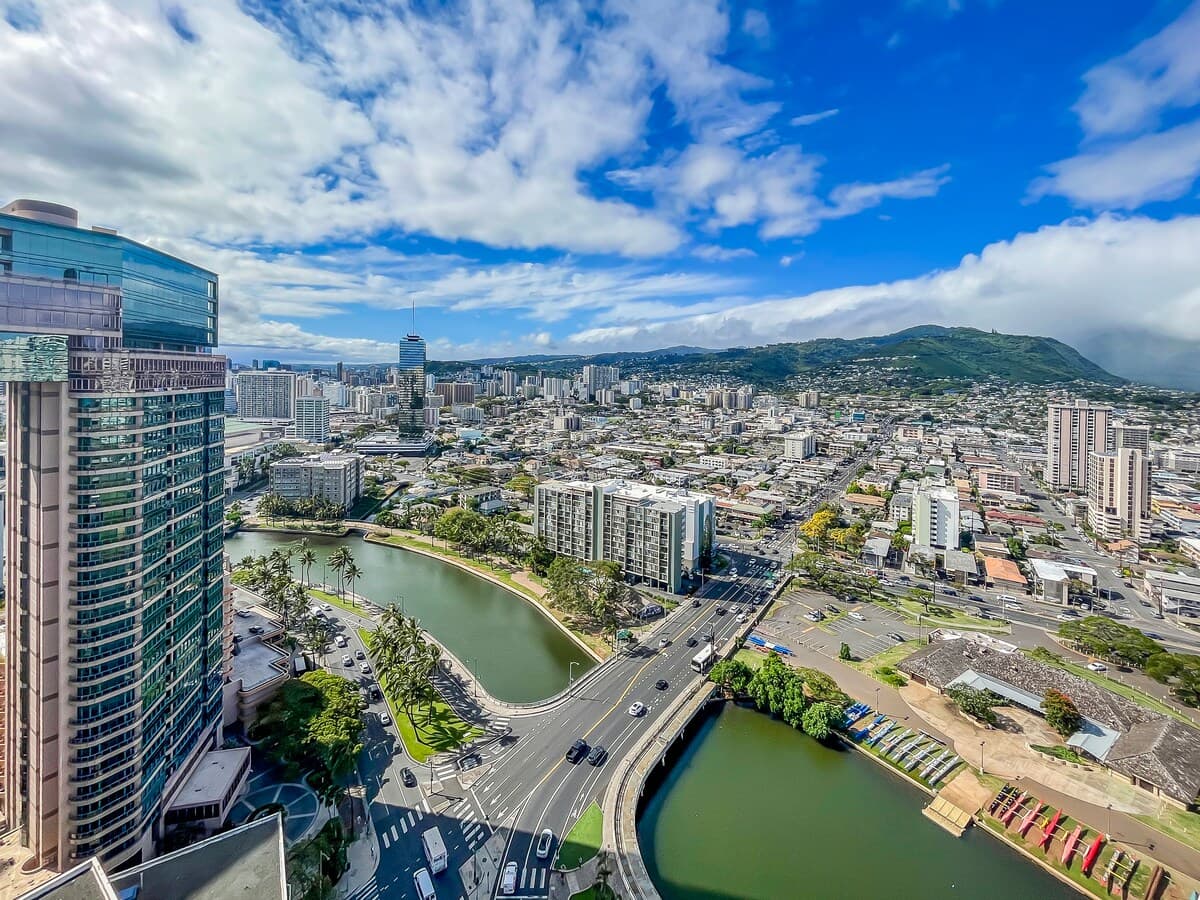 Condo in Honolulu · ★4.68 · 2 bedrooms · 3 beds · 2 private baths - Photo 2