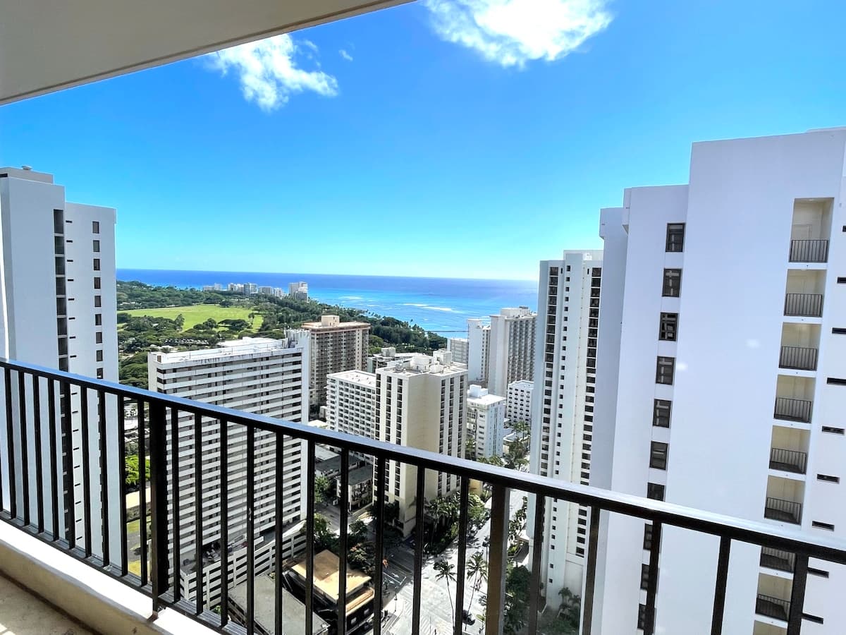 Condo in Honolulu · ★4.62 · 1 bedroom · 3 beds · 1 private bath - Photo 2
